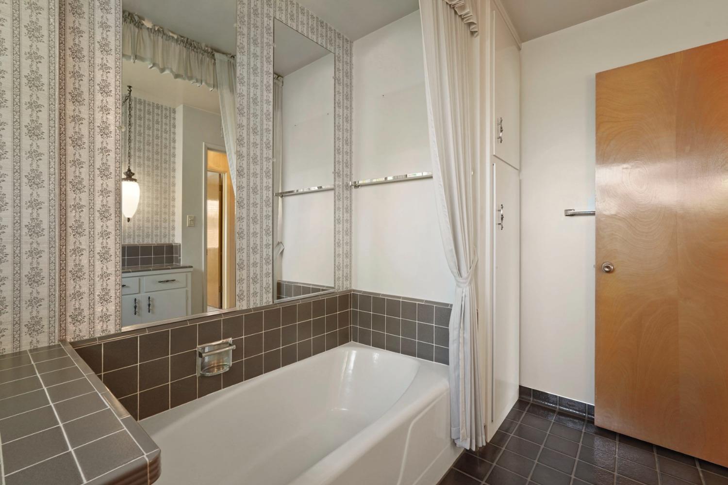 Detail Gallery Image 25 of 40 For 1101 Lakehome Dr, Lodi,  CA 95242 - 3 Beds | 2/1 Baths