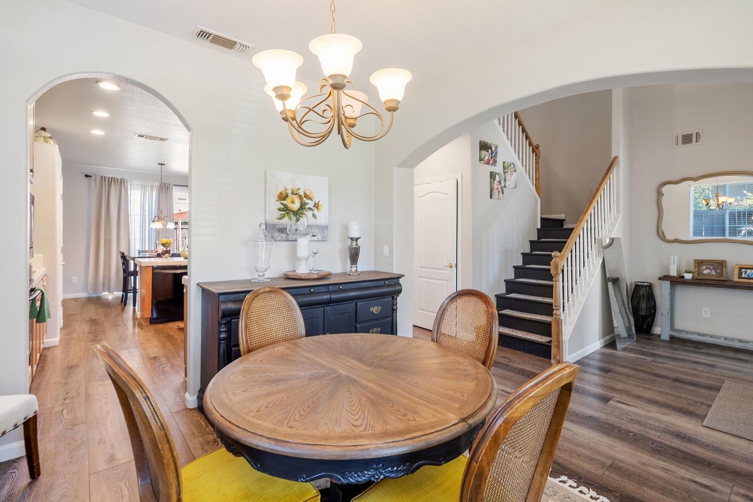 Detail Gallery Image 6 of 37 For 517 Lasso Ct, Oakdale,  CA 95361 - 5 Beds | 2/1 Baths