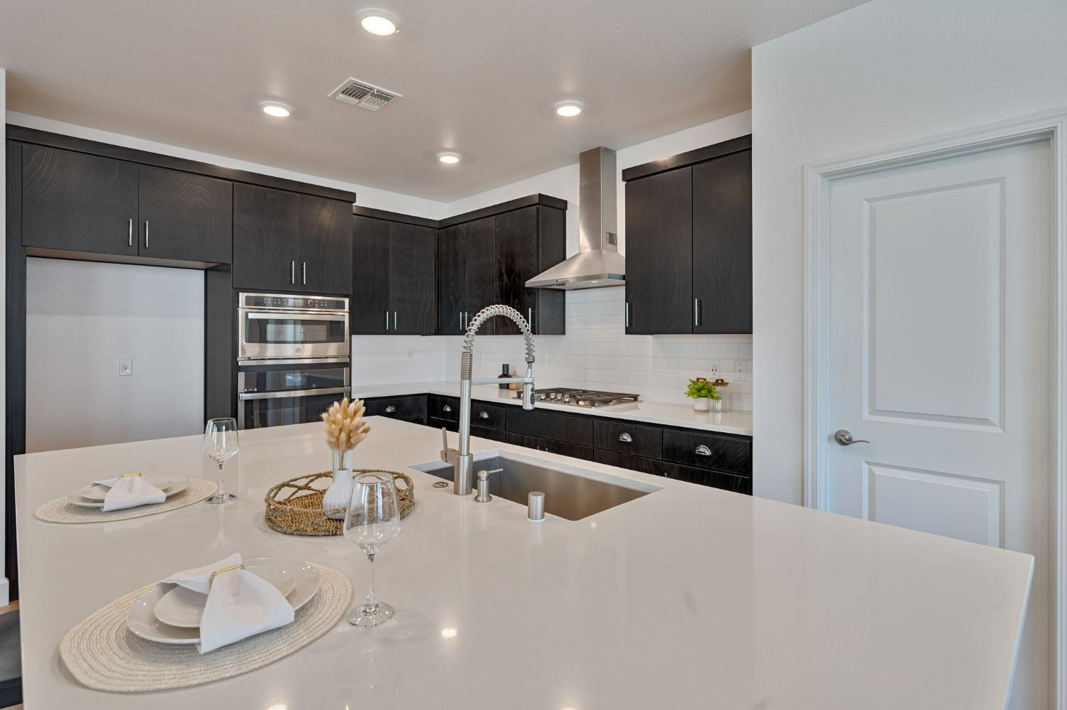 Detail Gallery Image 8 of 38 For 1719 Duchamp Way, Lodi,  CA 95242 - 5 Beds | 3/1 Baths