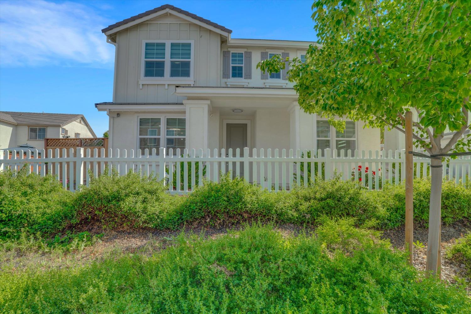 Detail Gallery Image 4 of 48 For 243 E Lawson Ave, Mountain House,  CA 95391 - 4 Beds | 3 Baths