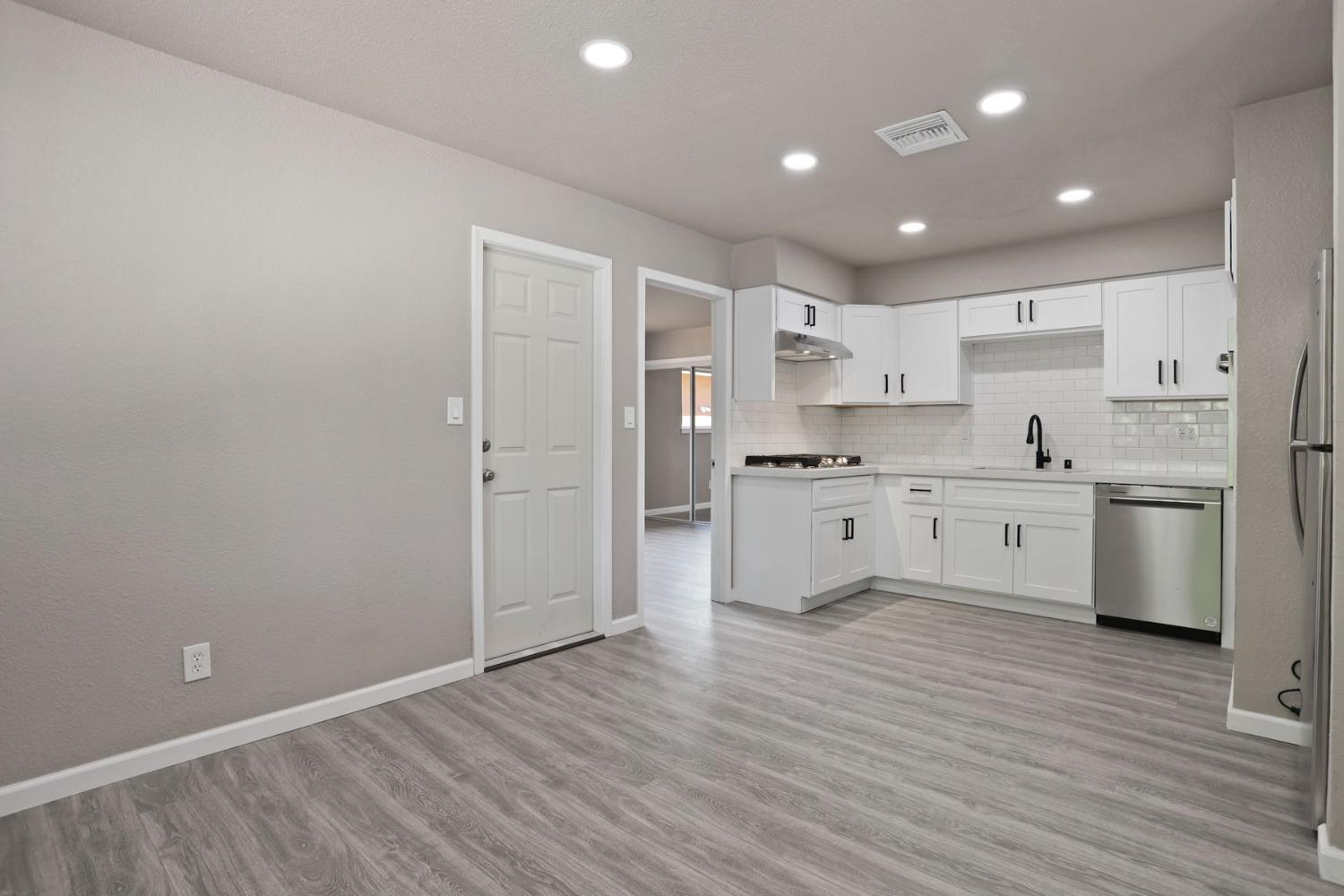 Detail Gallery Image 8 of 27 For 2717 Indiana St, Stockton,  CA 95206 - 4 Beds | 2 Baths