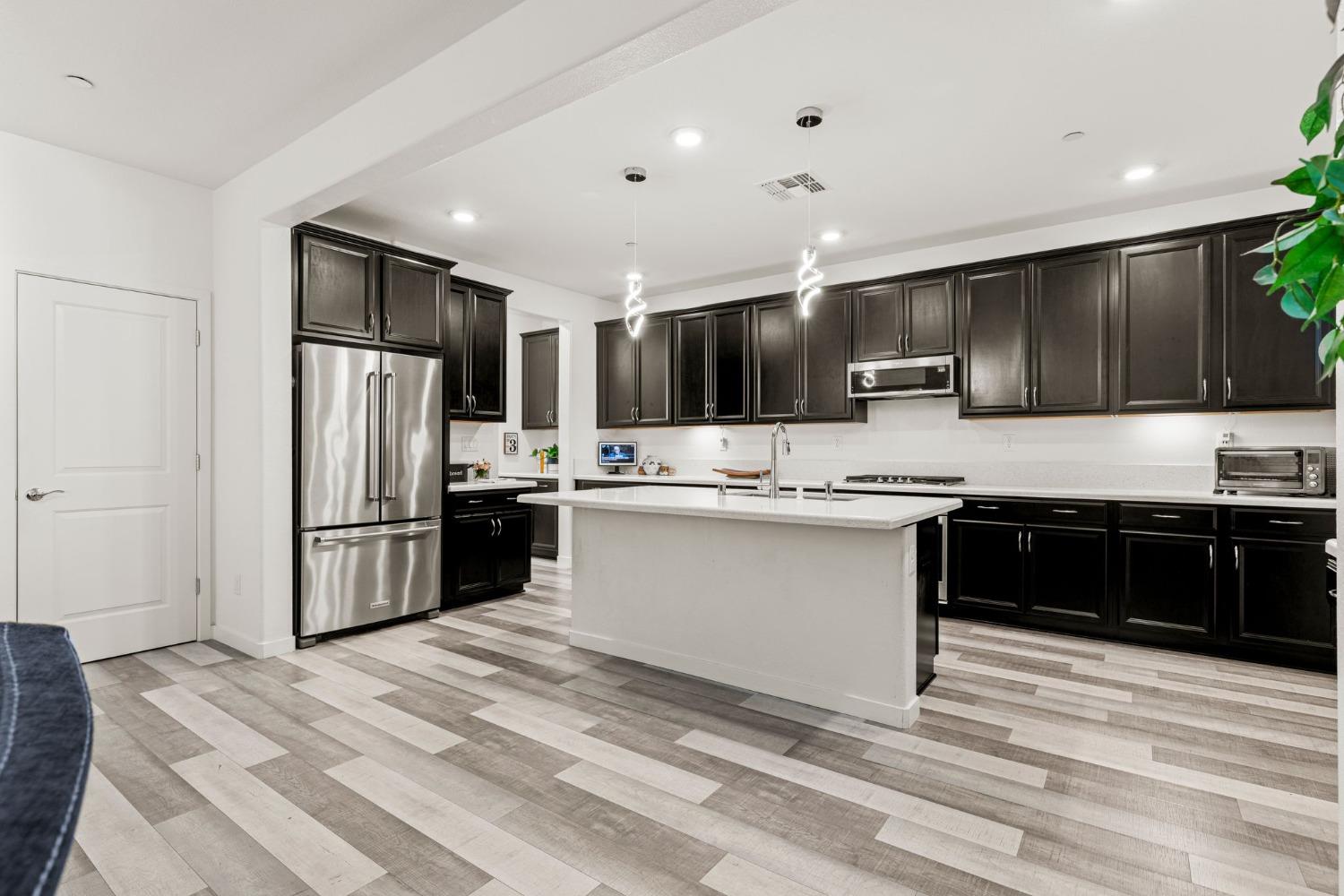 Edgeview Drive, Sacramento, California image 13