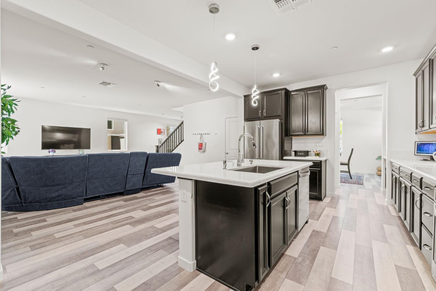 Edgeview Drive, Sacramento, California image 16