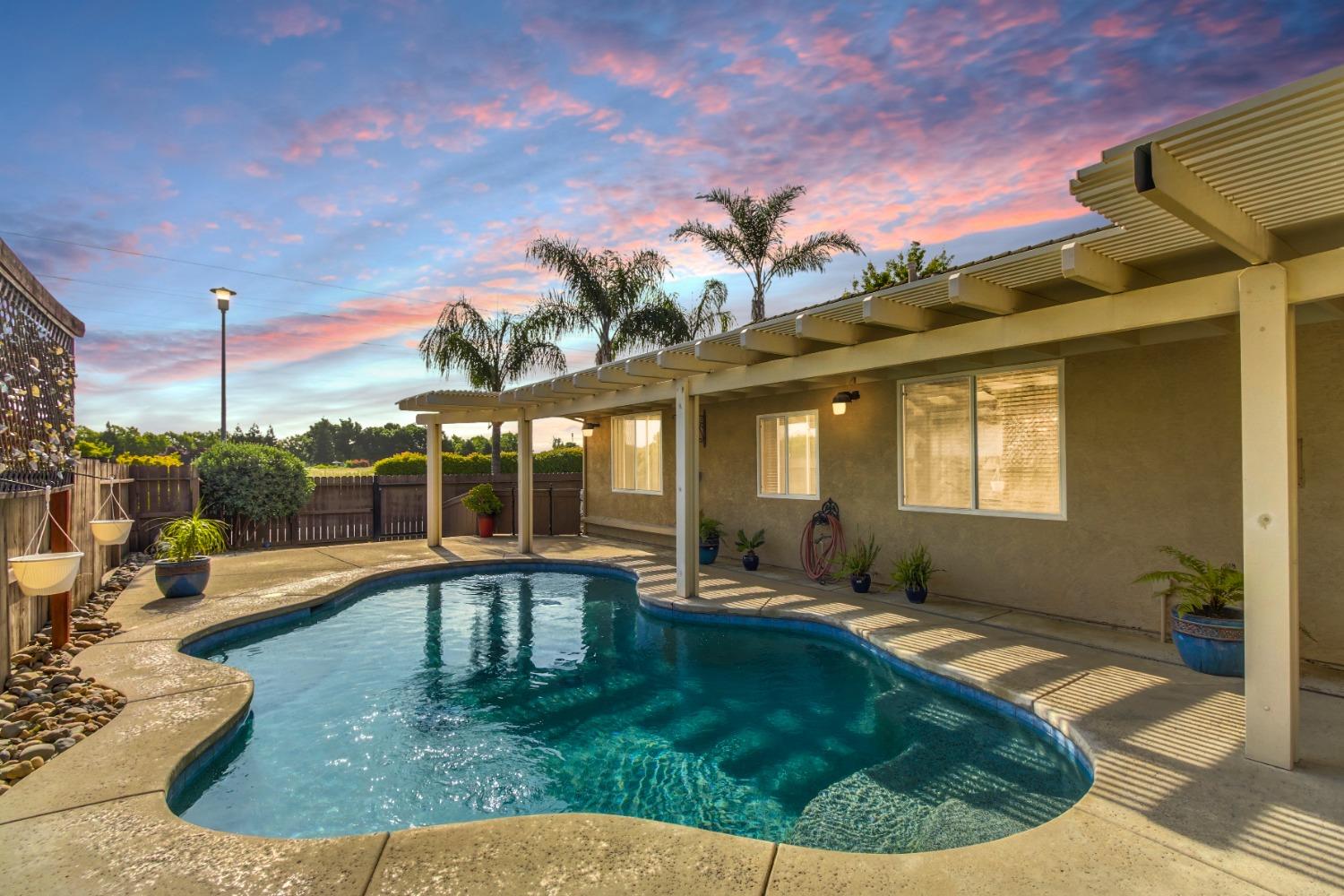 Detail Gallery Image 3 of 62 For 9329 Mainline Dr, Elk Grove,  CA 95624 - 4 Beds | 2 Baths