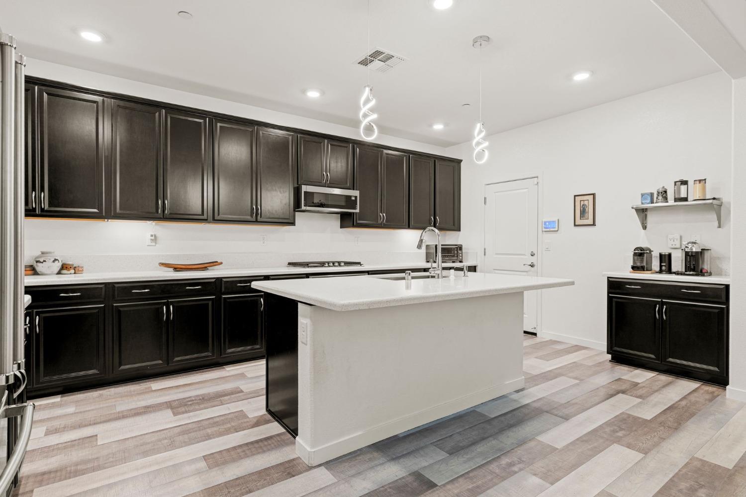 Edgeview Drive, Sacramento, California image 19