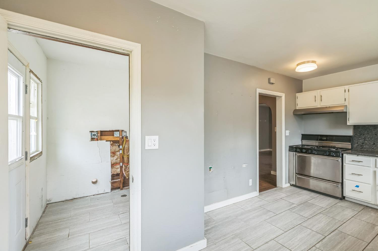 Detail Gallery Image 12 of 26 For 3809 San Carlos Way, Sacramento,  CA 95820 - 2 Beds | 1 Baths