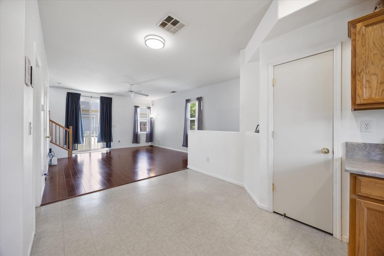Detail Gallery Image 9 of 39 For 131 Ashwick Loop, Sacramento,  CA 95823 - 3 Beds | 2/1 Baths