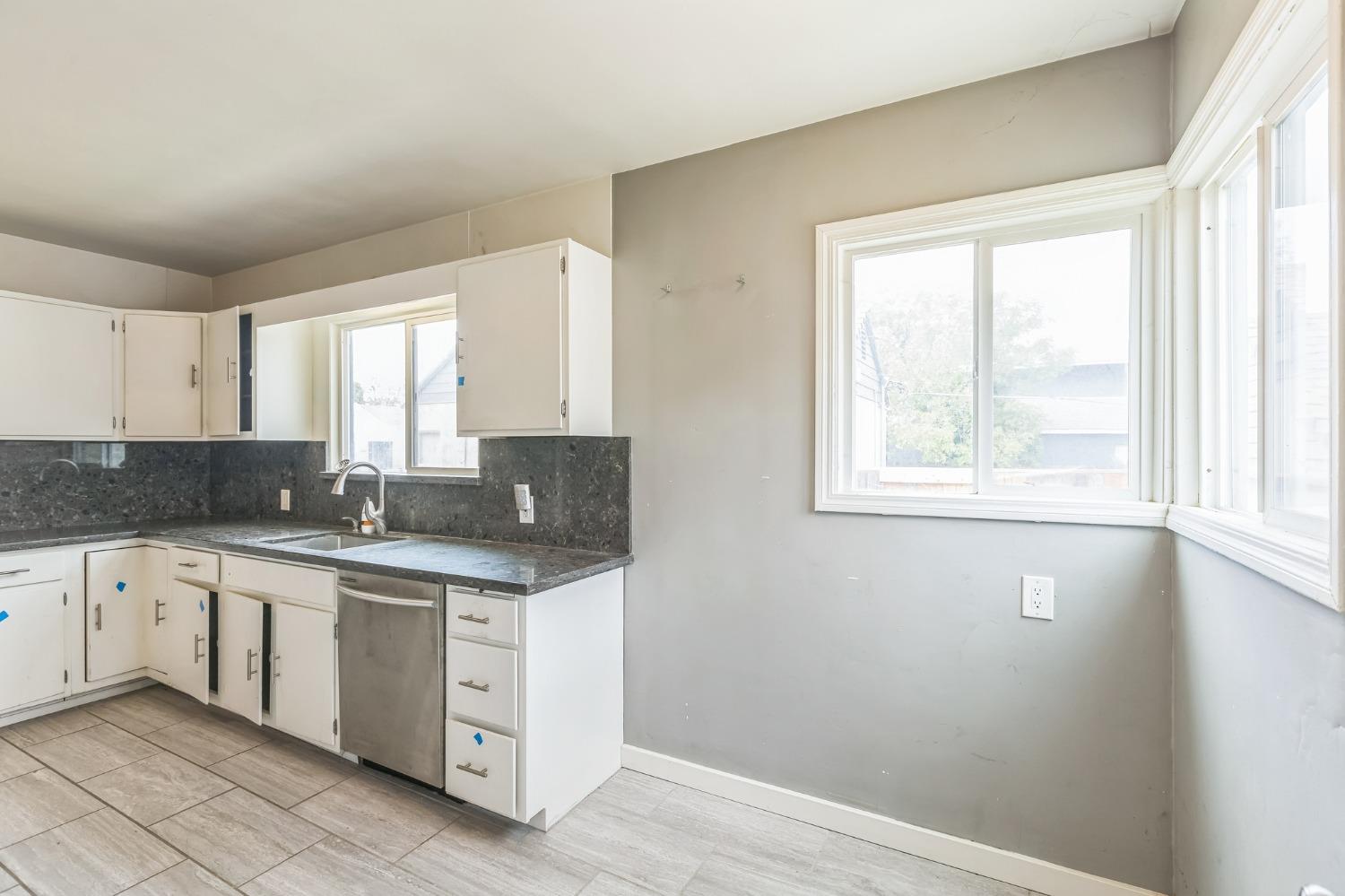 Detail Gallery Image 10 of 26 For 3809 San Carlos Way, Sacramento,  CA 95820 - 2 Beds | 1 Baths