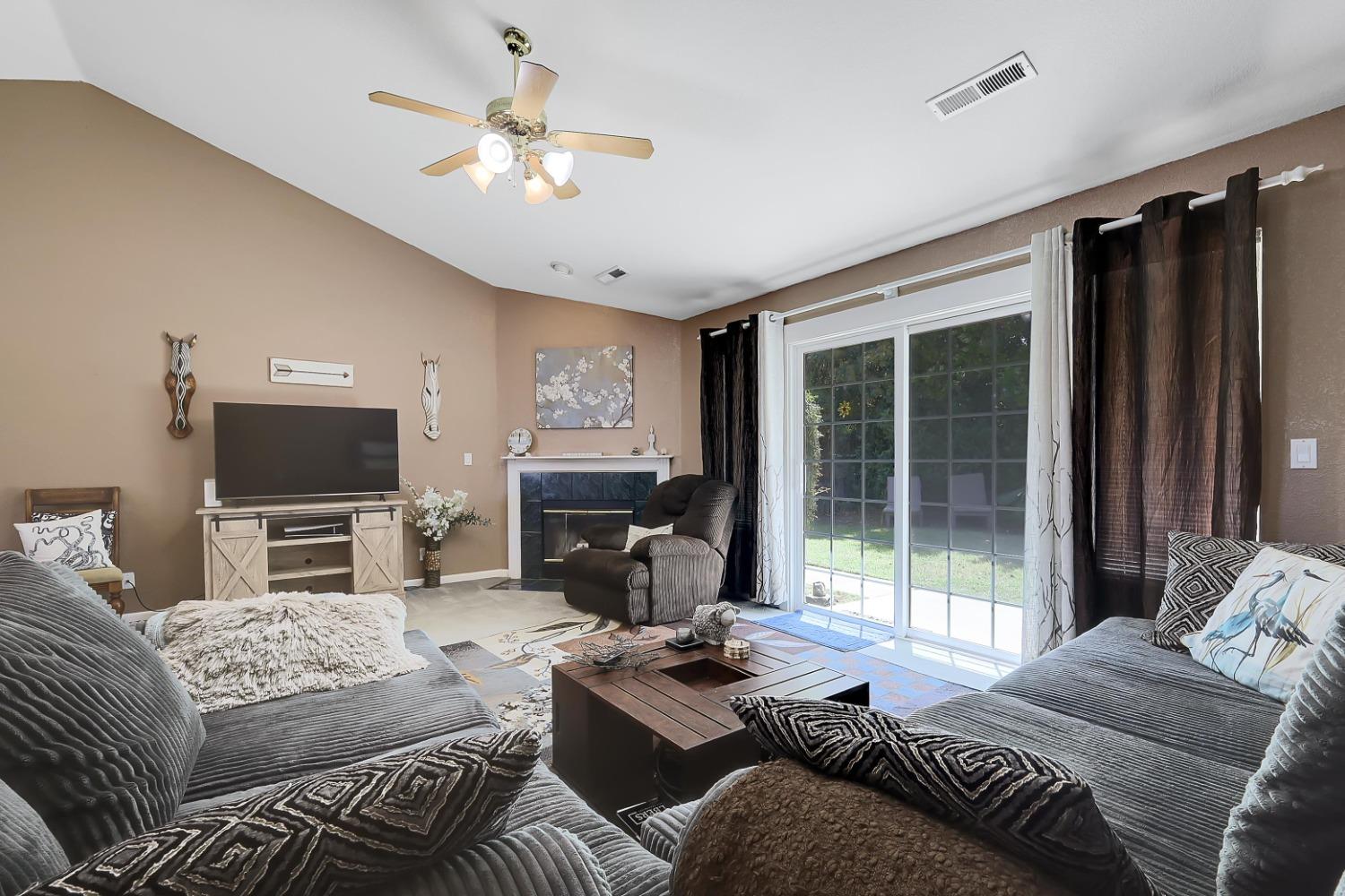 Donald Court, Yuba City, California image 5