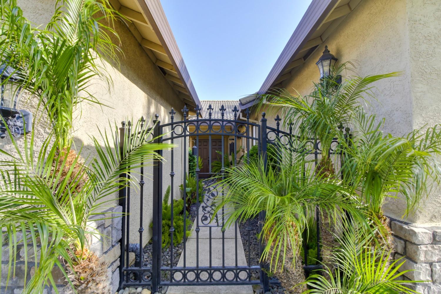 Detail Gallery Image 12 of 62 For 9329 Mainline Dr, Elk Grove,  CA 95624 - 4 Beds | 2 Baths