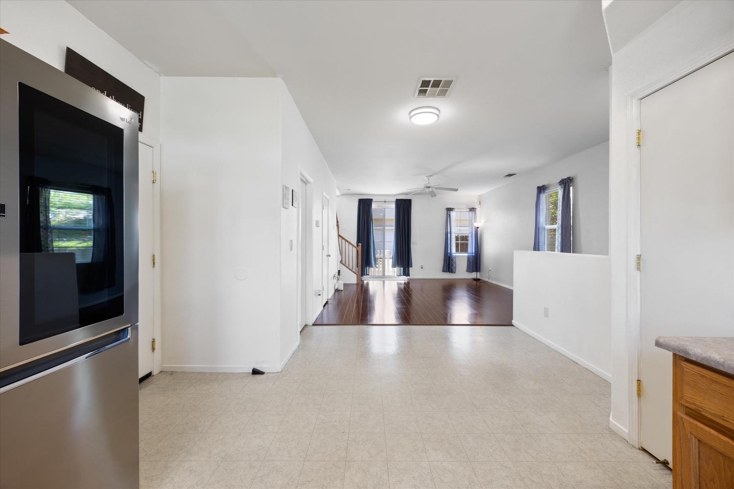 Detail Gallery Image 10 of 39 For 131 Ashwick Loop, Sacramento,  CA 95823 - 3 Beds | 2/1 Baths