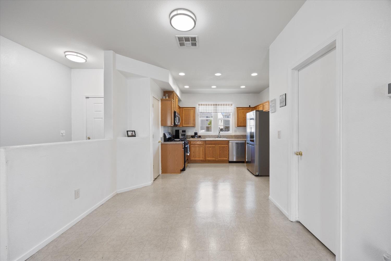 Detail Gallery Image 12 of 39 For 131 Ashwick Loop, Sacramento,  CA 95823 - 3 Beds | 2/1 Baths