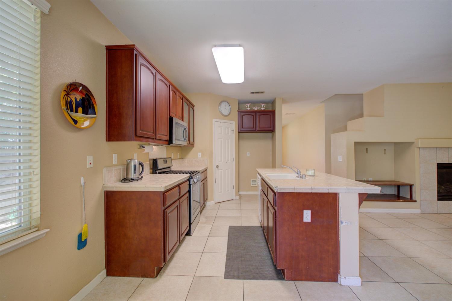 Detail Gallery Image 12 of 61 For 1492 Antioch Ct, Merced,  CA 95348 - 5 Beds | 2/1 Baths