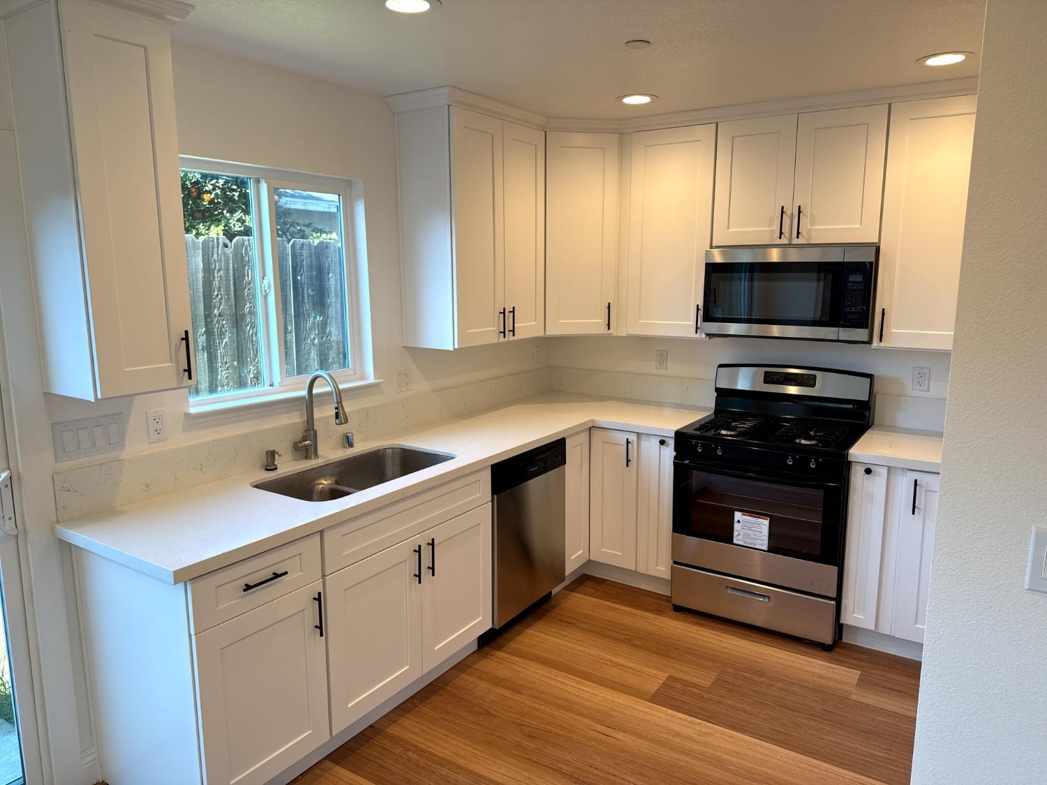 Detail Gallery Image 5 of 17 For 561 Jason Dr, Turlock,  CA 95380 - 3 Beds | 2/1 Baths