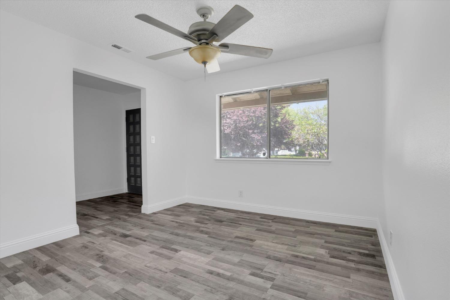 Detail Gallery Image 9 of 28 For 302 Sepulveda Dr, Stockton,  CA 95210 - 3 Beds | 3 Baths