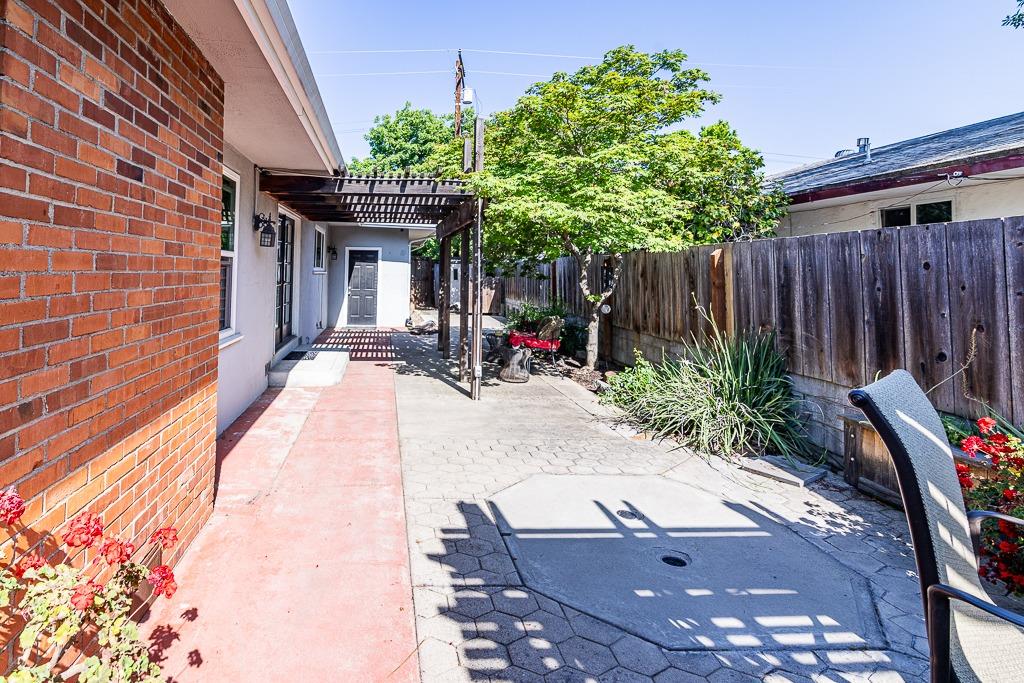 Albany Avenue, Modesto, California image 44