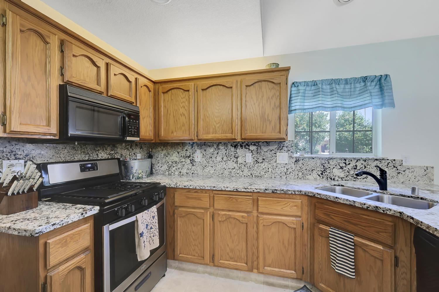 Donald Court, Yuba City, California image 9