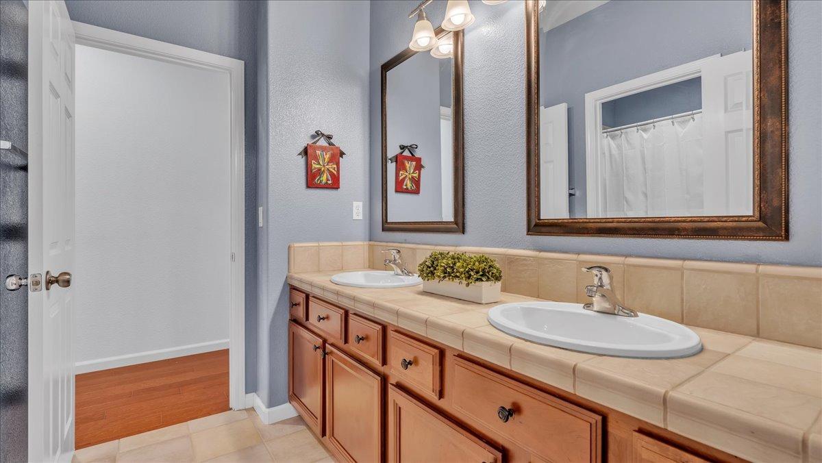 Mendes Court, Folsom, California image 37