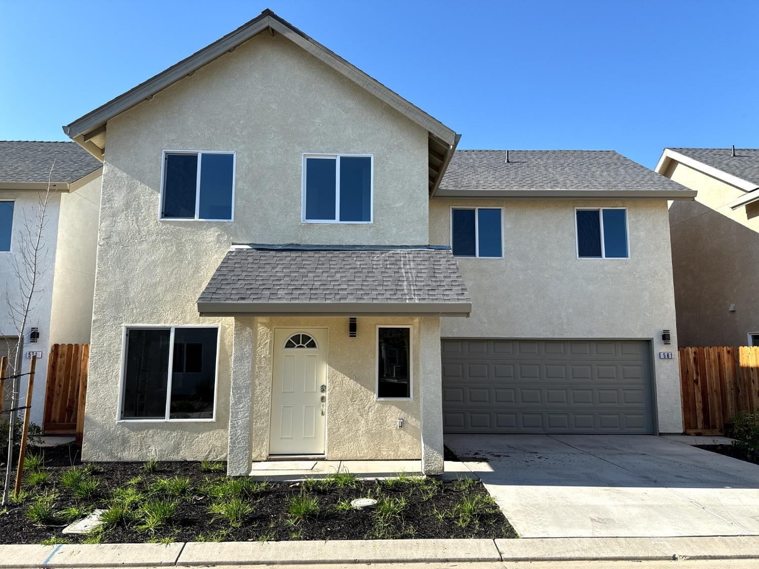 Detail Gallery Image 1 of 17 For 561 Jason Dr, Turlock,  CA 95380 - 3 Beds | 2/1 Baths