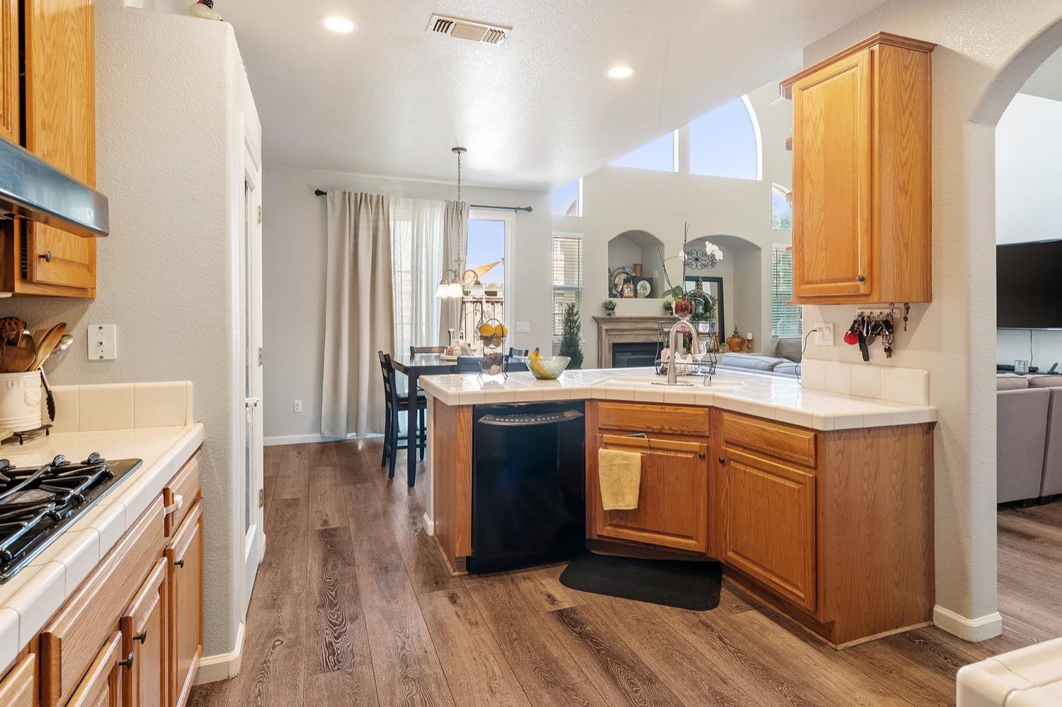 Detail Gallery Image 12 of 37 For 517 Lasso Ct, Oakdale,  CA 95361 - 5 Beds | 2/1 Baths