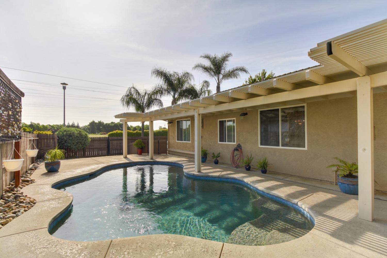 Detail Gallery Image 4 of 62 For 9329 Mainline Dr, Elk Grove,  CA 95624 - 4 Beds | 2 Baths