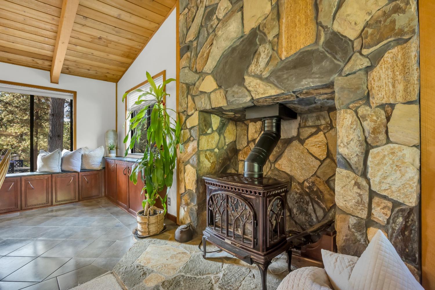 Detail Gallery Image 19 of 79 For 15135 Orchard Springs Rd, Grass Valley,  CA 95945 - 4 Beds | 4/1 Baths