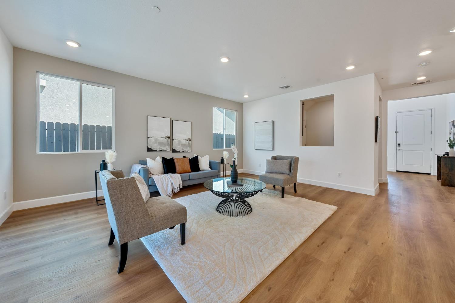 Detail Gallery Image 4 of 38 For 1719 Duchamp Way, Lodi,  CA 95242 - 5 Beds | 3/1 Baths