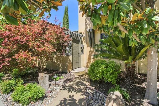 M, Sacramento, California image 3