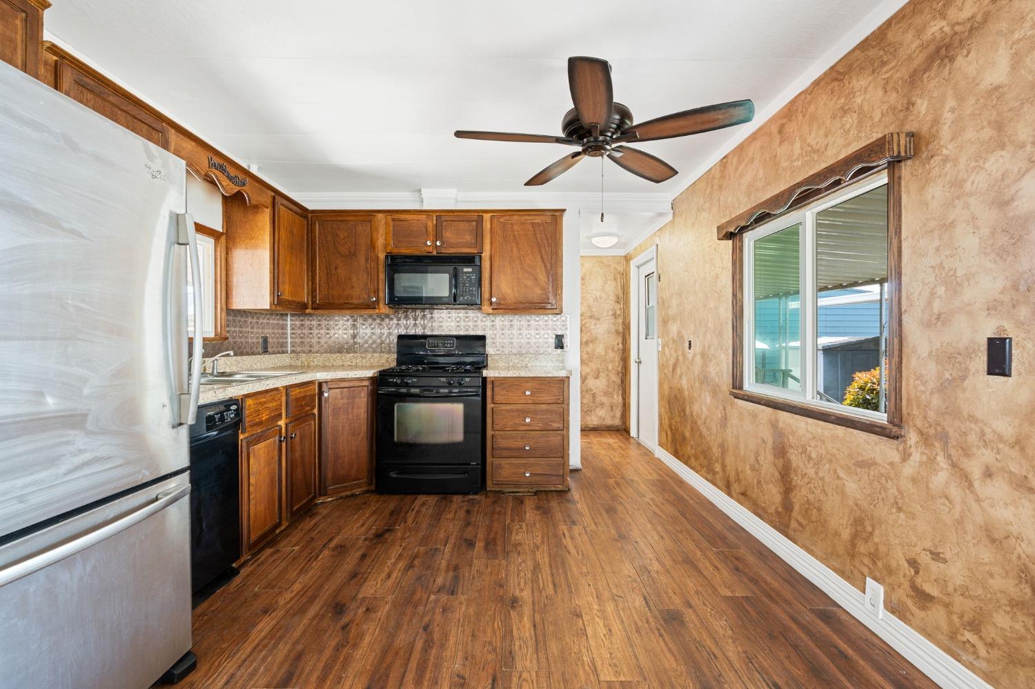 Villa Avenue #143, Clovis, California image 17
