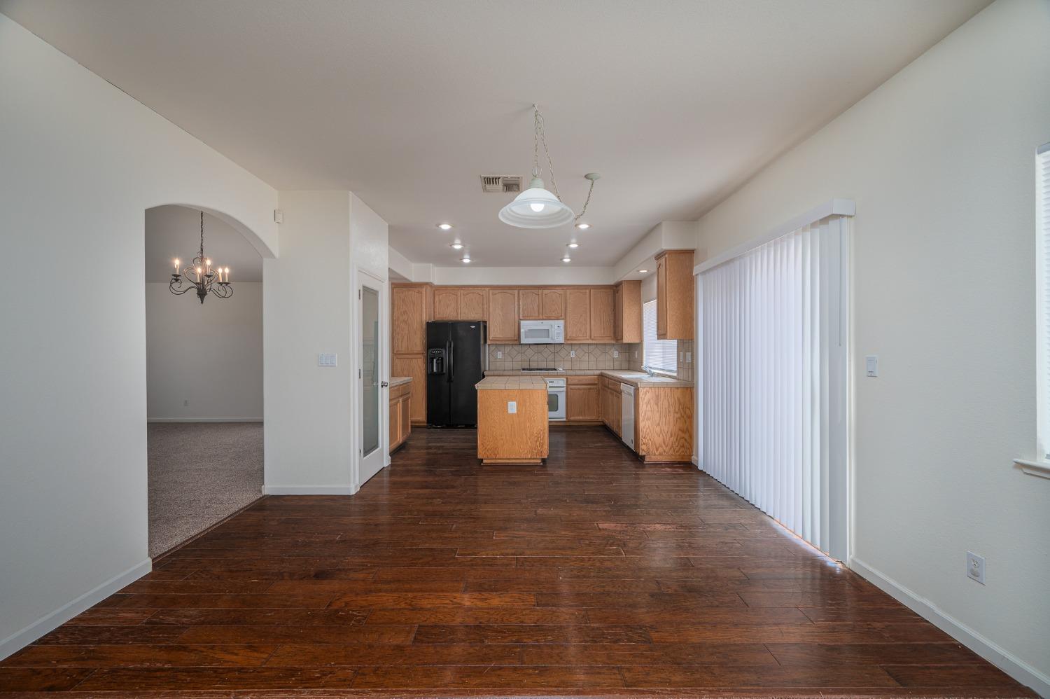 Queensland Avenue, Manteca, California image 9