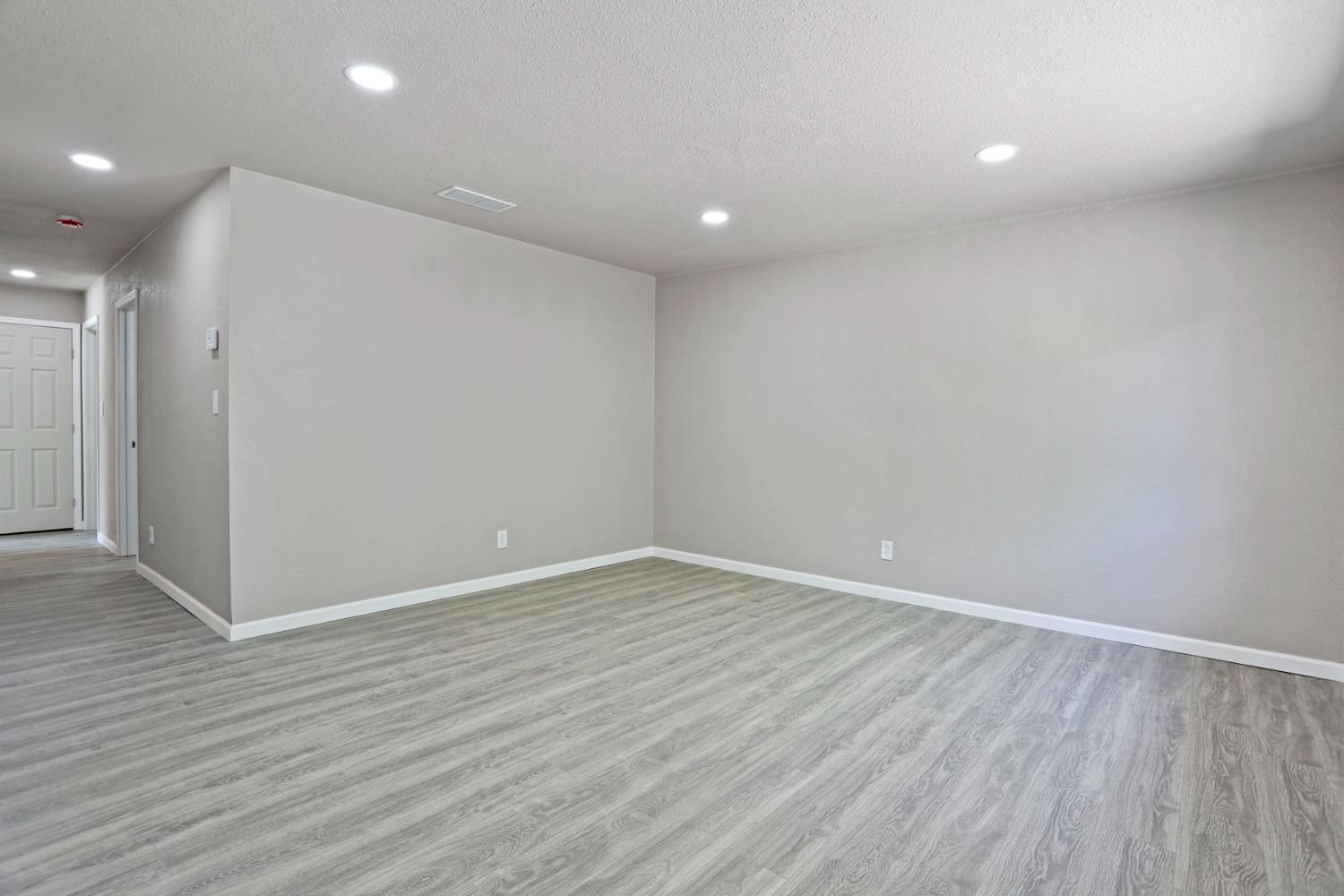 Detail Gallery Image 4 of 27 For 2717 Indiana St, Stockton,  CA 95206 - 4 Beds | 2 Baths
