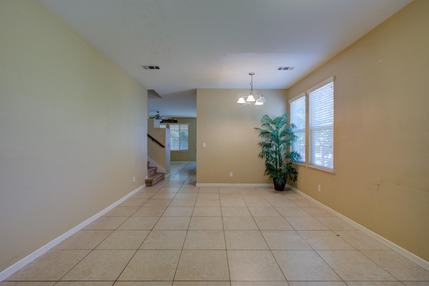 Detail Gallery Image 7 of 61 For 1492 Antioch Ct, Merced,  CA 95348 - 5 Beds | 2/1 Baths