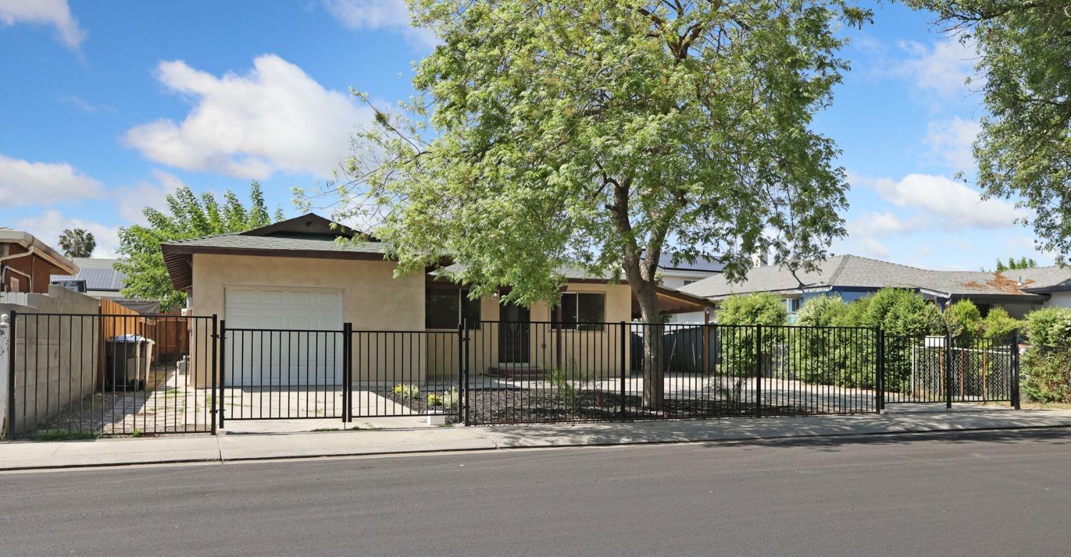 Detail Gallery Image 2 of 27 For 2717 Indiana St, Stockton,  CA 95206 - 4 Beds | 2 Baths