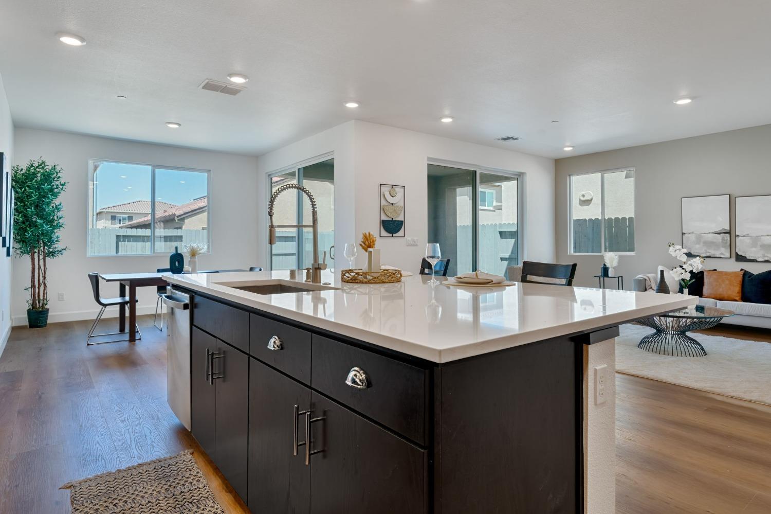 Detail Gallery Image 10 of 38 For 1719 Duchamp Way, Lodi,  CA 95242 - 5 Beds | 3/1 Baths
