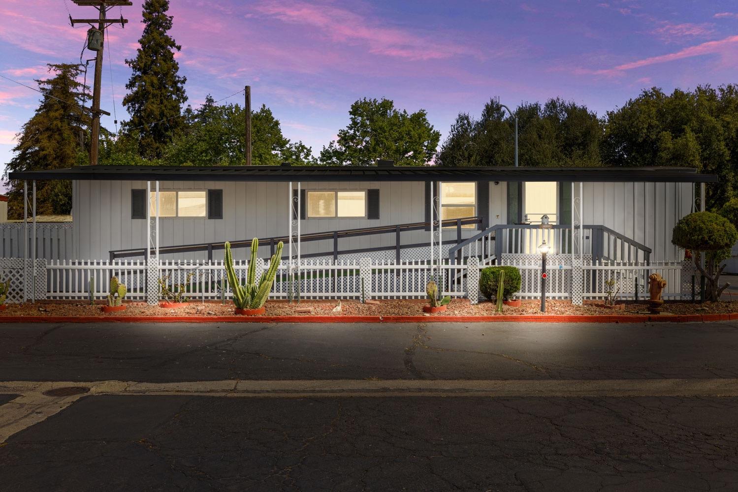 Detail Gallery Image 1 of 38 For 425 20th Century Blvd E5, Turlock,  CA 95380 - 2 Beds | 2 Baths