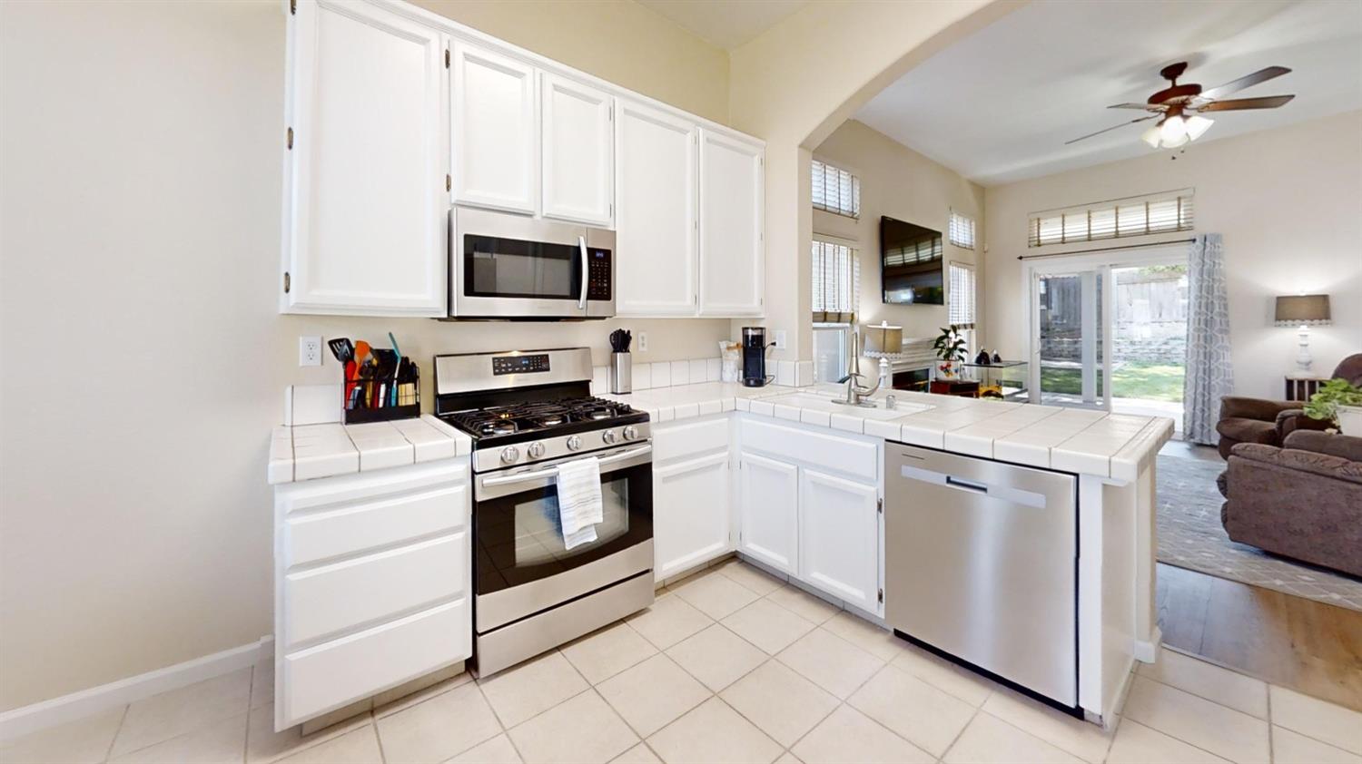 Detail Gallery Image 6 of 25 For 3200 Pepperridge Dr, Antelope,  CA 95843 - 3 Beds | 2 Baths