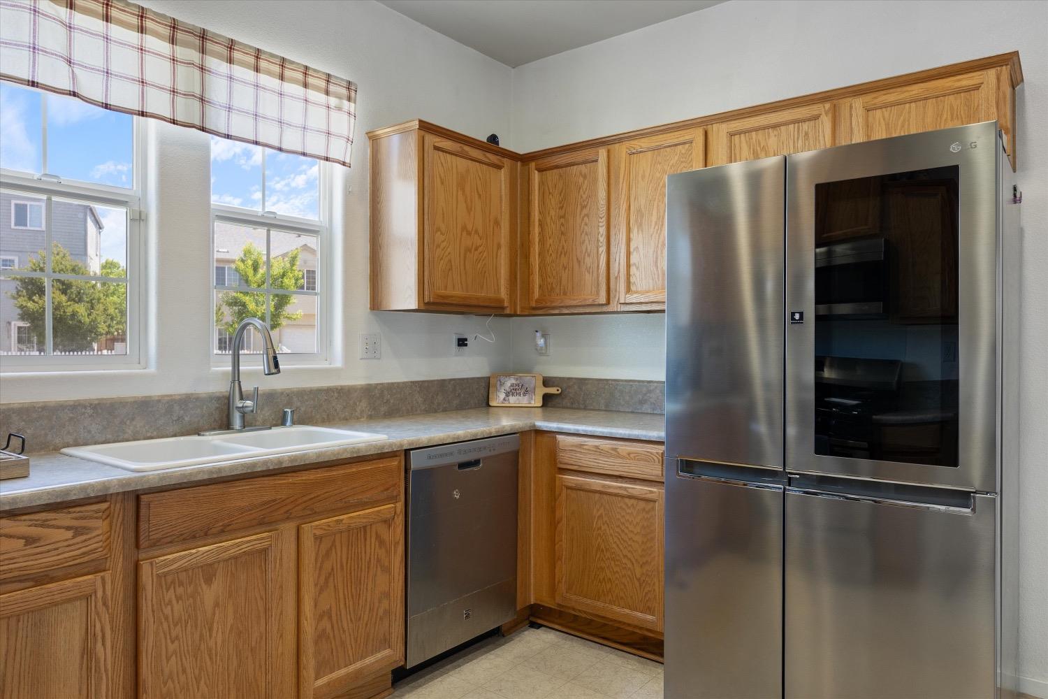 Detail Gallery Image 13 of 39 For 131 Ashwick Loop, Sacramento,  CA 95823 - 3 Beds | 2/1 Baths
