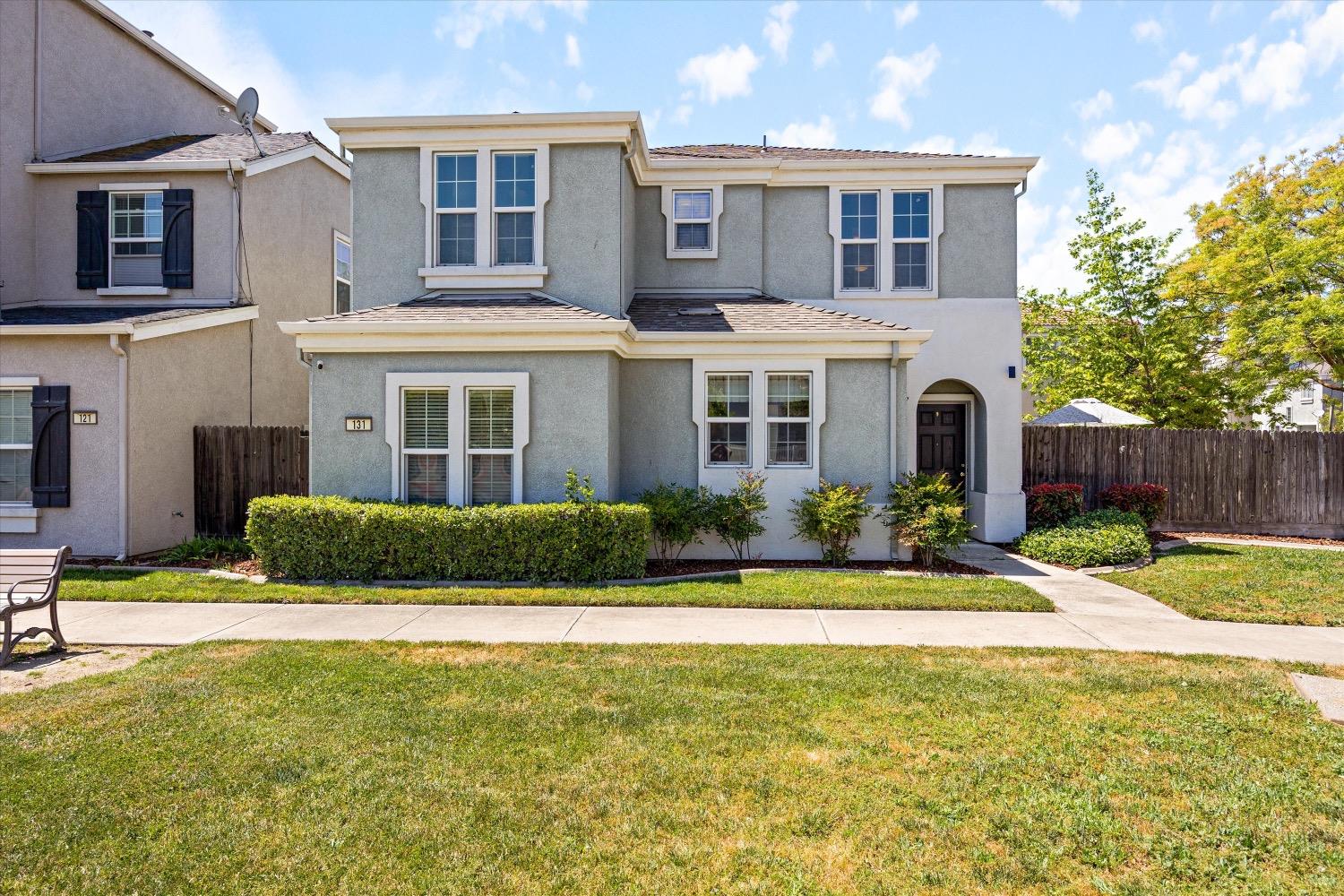 Detail Gallery Image 1 of 39 For 131 Ashwick Loop, Sacramento,  CA 95823 - 3 Beds | 2/1 Baths