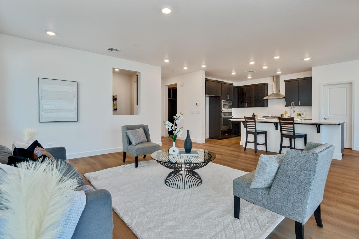 Detail Gallery Image 2 of 38 For 1719 Duchamp Way, Lodi,  CA 95242 - 5 Beds | 3/1 Baths