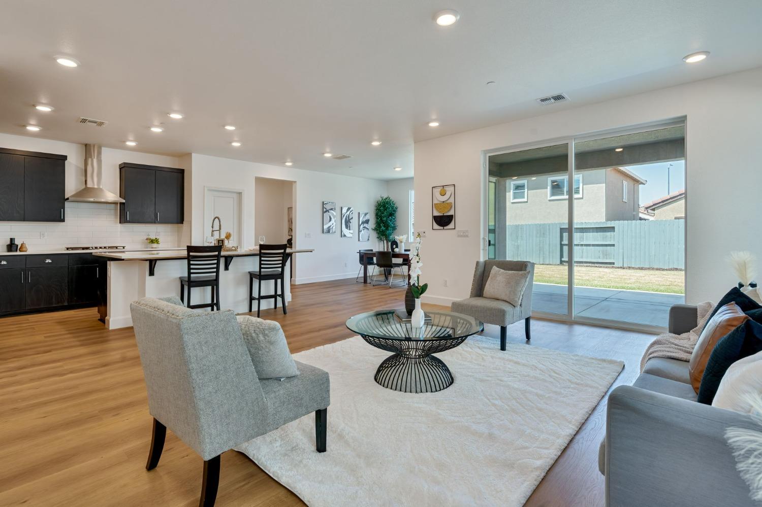 Detail Gallery Image 6 of 38 For 1719 Duchamp Way, Lodi,  CA 95242 - 5 Beds | 3/1 Baths