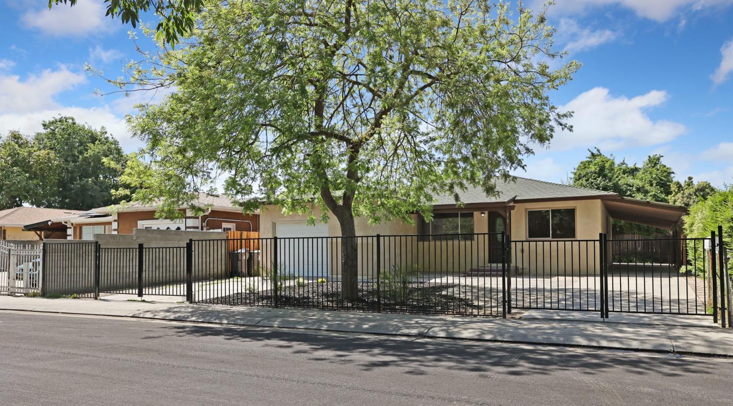 Detail Gallery Image 1 of 27 For 2717 Indiana St, Stockton,  CA 95206 - 4 Beds | 2 Baths