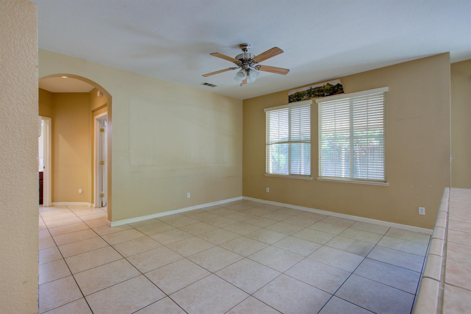 Detail Gallery Image 8 of 61 For 1492 Antioch Ct, Merced,  CA 95348 - 5 Beds | 2/1 Baths