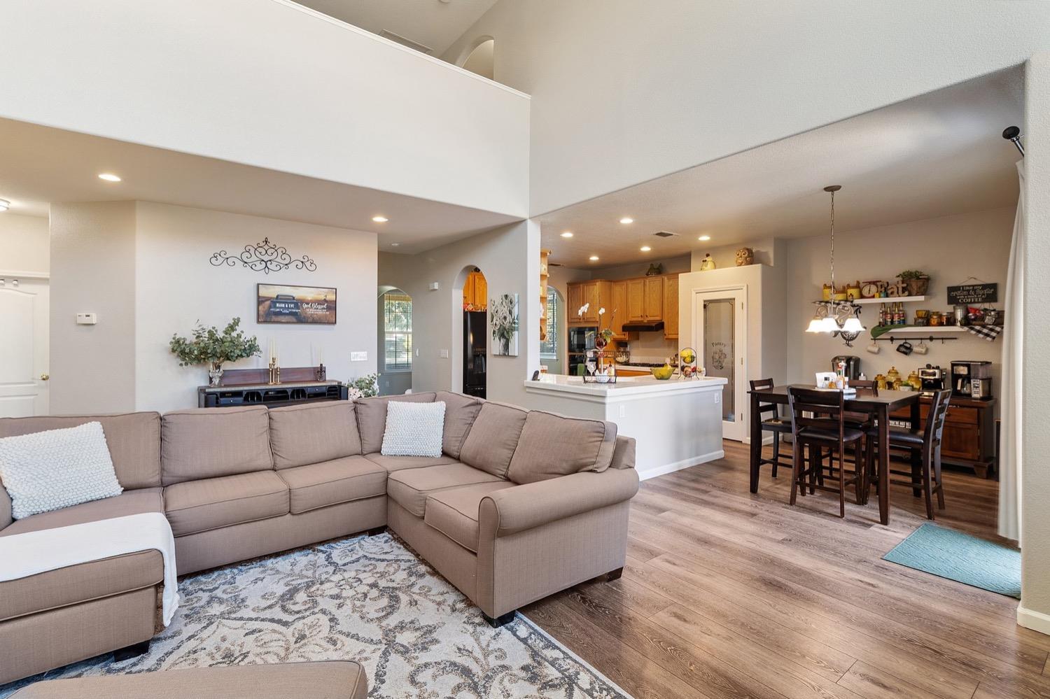 Detail Gallery Image 11 of 37 For 517 Lasso Ct, Oakdale,  CA 95361 - 5 Beds | 2/1 Baths