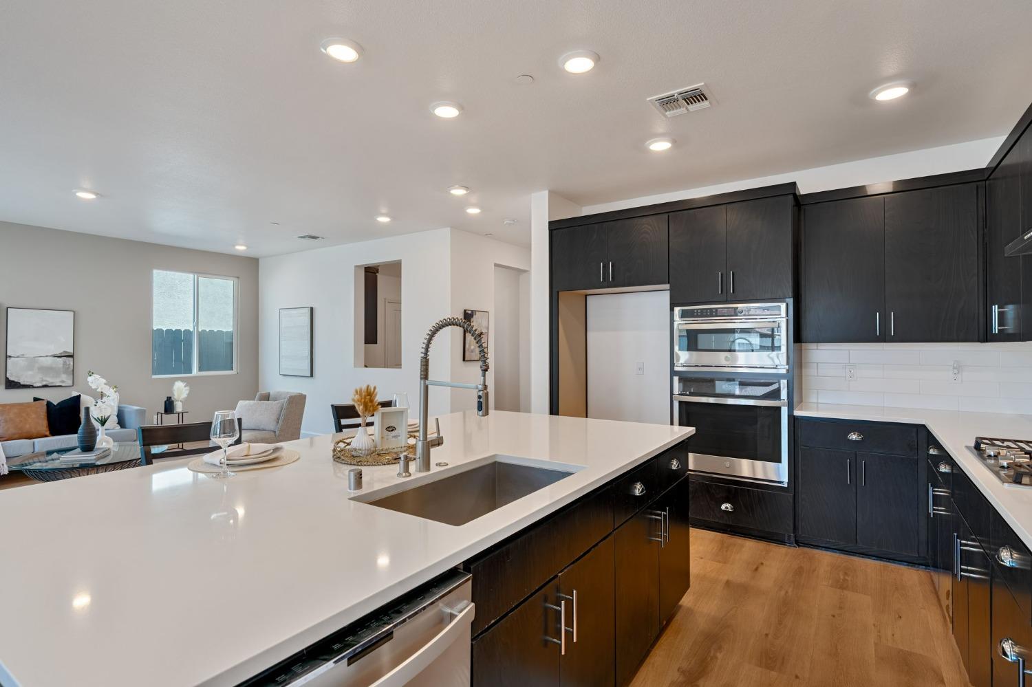 Detail Gallery Image 7 of 38 For 1719 Duchamp Way, Lodi,  CA 95242 - 5 Beds | 3/1 Baths