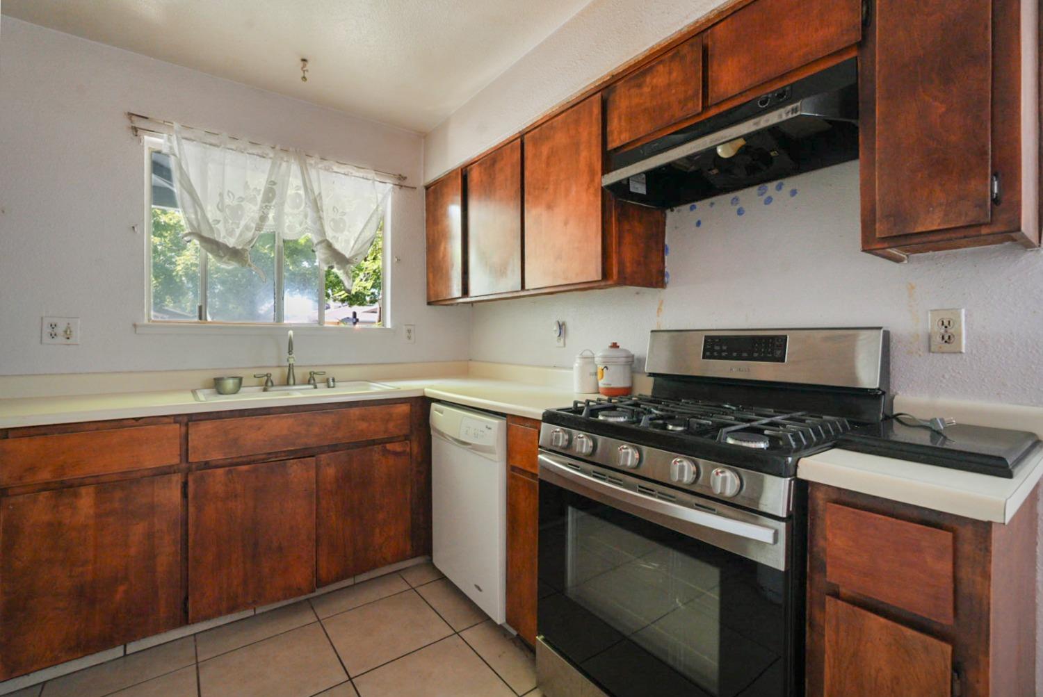 Gannet Court, Merced, California image 8
