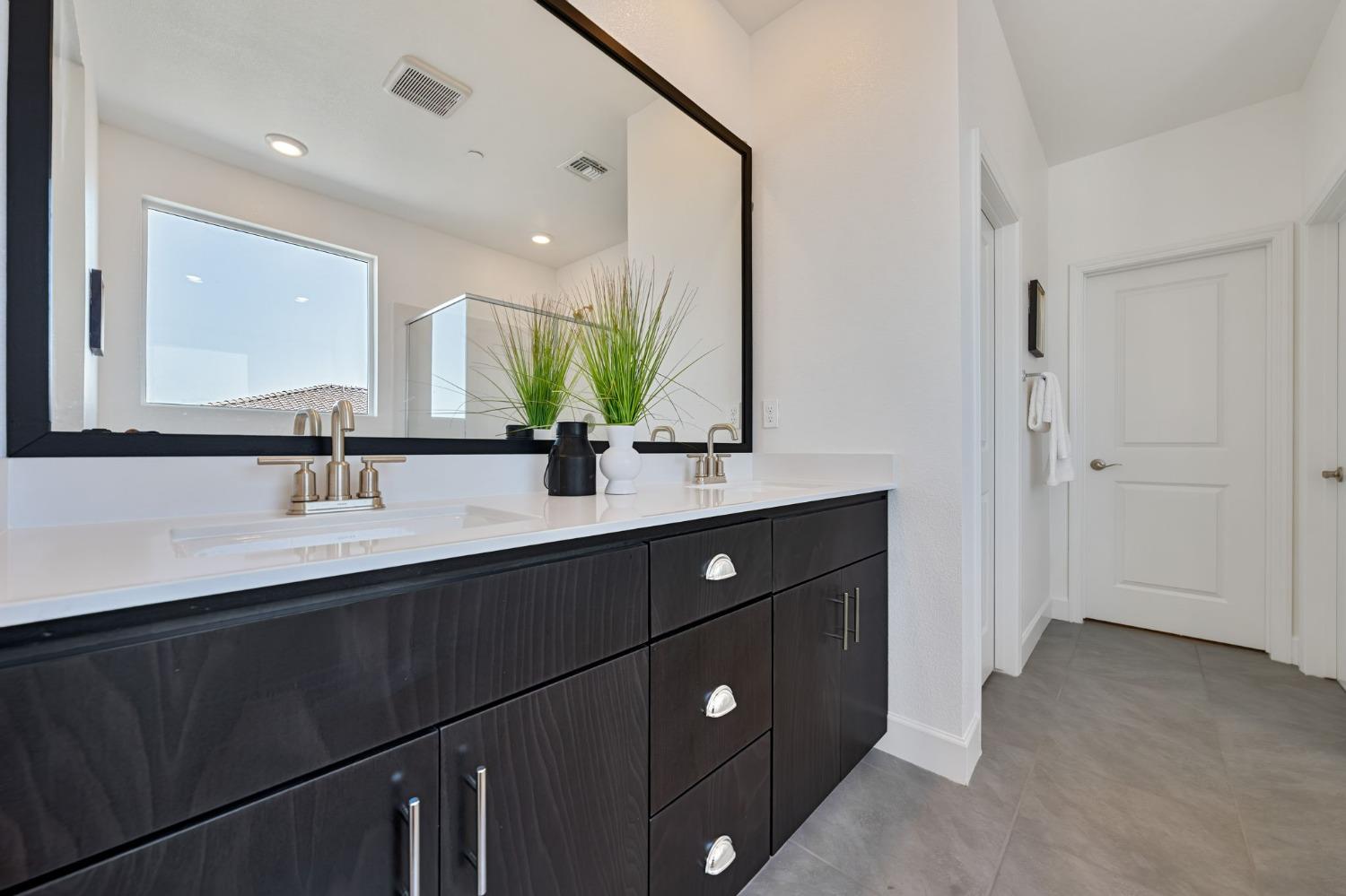 Detail Gallery Image 18 of 38 For 1719 Duchamp Way, Lodi,  CA 95242 - 5 Beds | 3/1 Baths