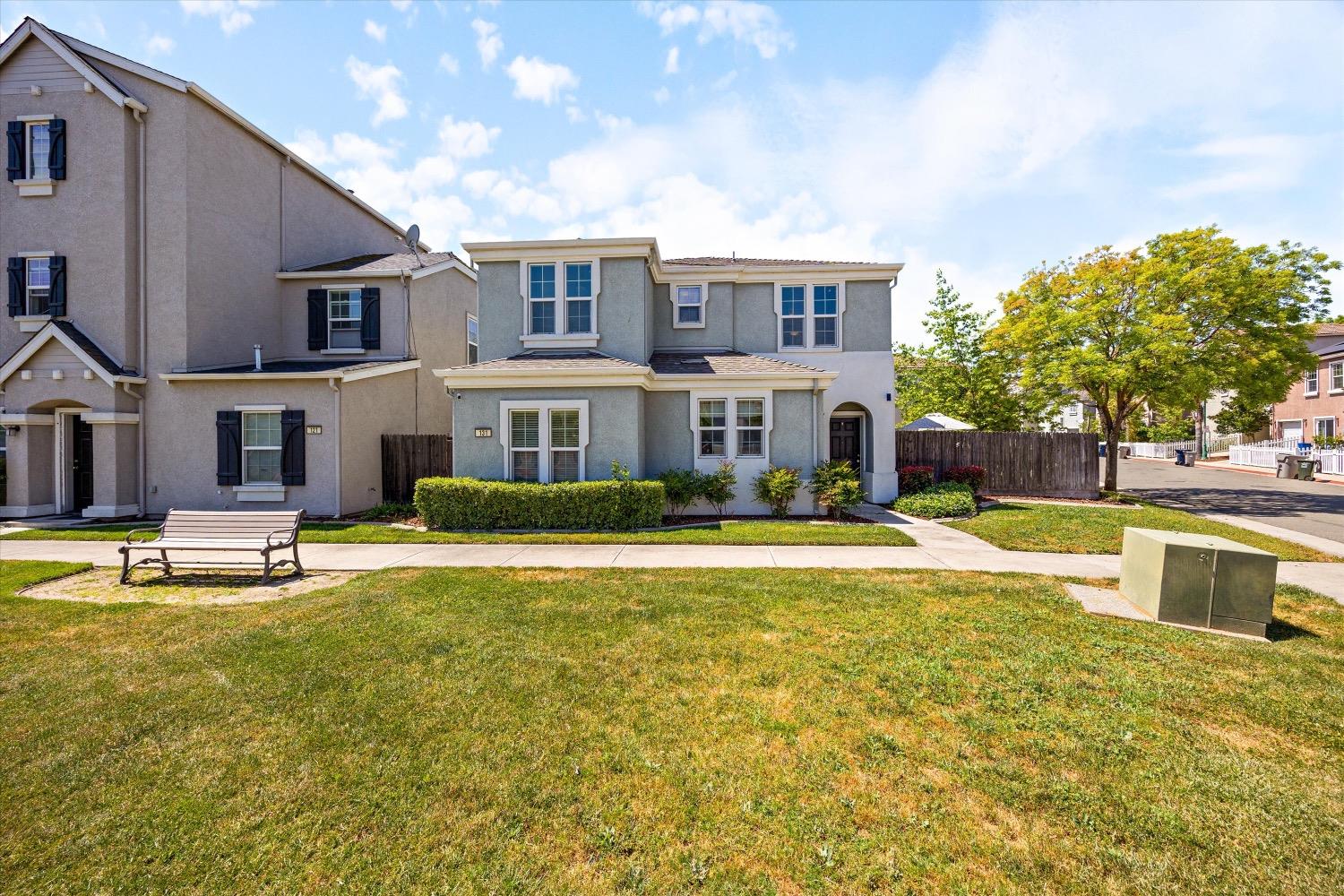 Detail Gallery Image 3 of 39 For 131 Ashwick Loop, Sacramento,  CA 95823 - 3 Beds | 2/1 Baths
