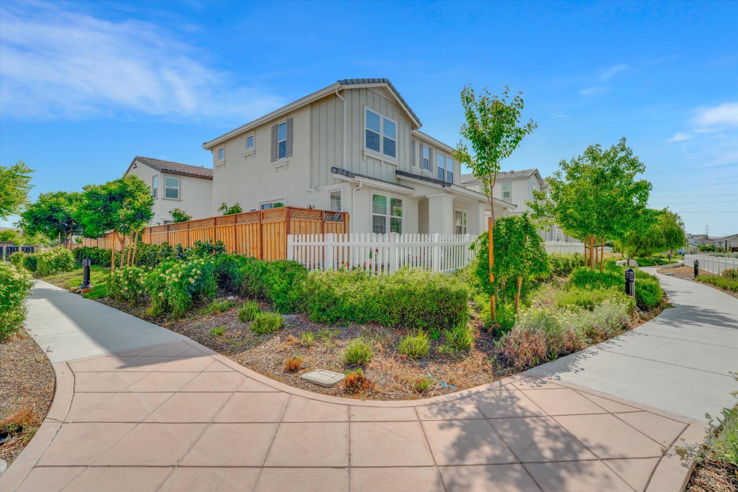 Detail Gallery Image 2 of 48 For 243 E Lawson Ave, Mountain House,  CA 95391 - 4 Beds | 3 Baths
