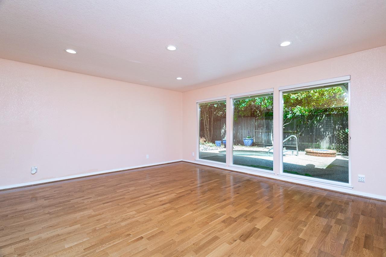 Detail Gallery Image 3 of 27 For 1205 Lantern Ct, Sacramento,  CA 95864 - 4 Beds | 3 Baths