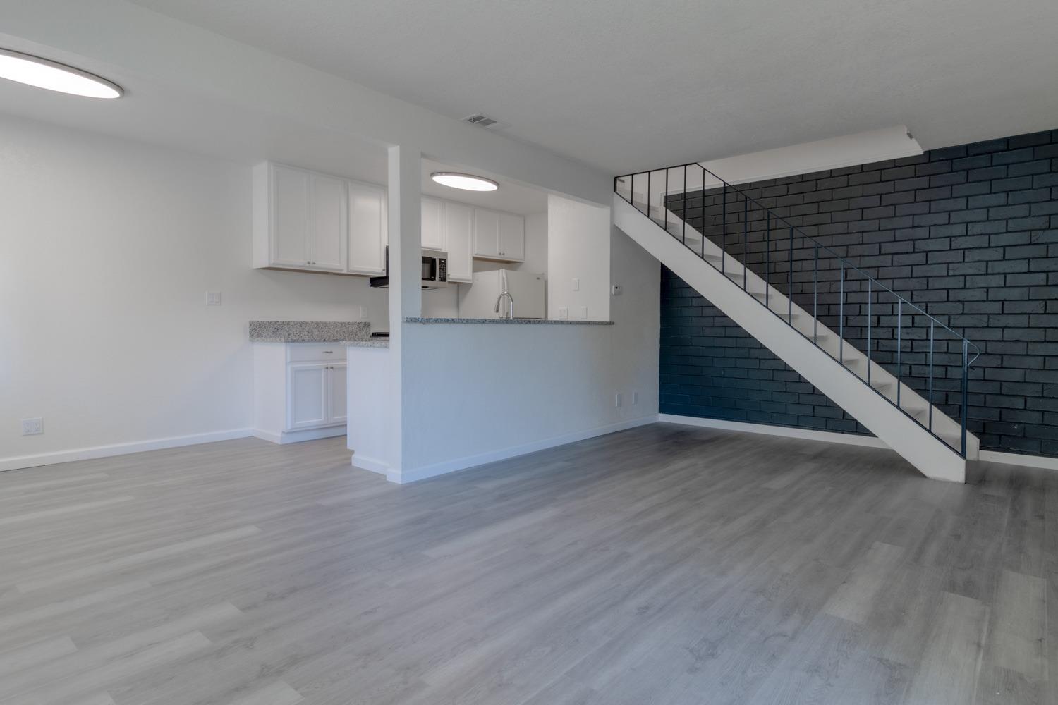 Photo #2: 225055777 Listing 